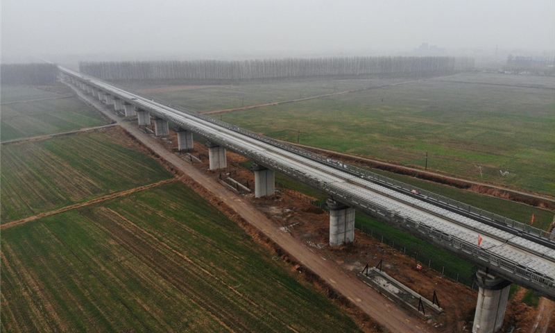 日前，由中鐵十四局集團承建的魯南高鐵臨沂至曲阜段1標段的無砟軌道鋪設完成，至此魯南高鐵臨沂段無砟軌道全部鋪設完成。圖為12月2日拍攝的魯南高鐵山東臨沂段。（新華社記者 邢廣利 攝）