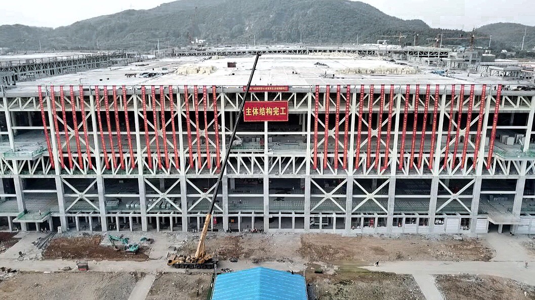 中建一局建造的“中國屏”廠房，再次填補了中建建造史的空白，見證了中國半導體行業的崛起，也為“一帶一路”沿線國家的工業建筑提供了“潔凈建造”中國標準。圖為廣州超視堺項目廠房。（國資委新聞中心 語謙攝）