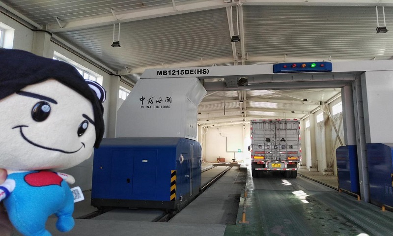 阿拉山口和霍爾果斯是新亞歐大陸橋中國(guó)段的西橋頭堡，是中國(guó)與哈薩克斯坦的邊境口岸，也是中歐班列、貨車進(jìn)出境的必經(jīng)口岸。同方威視技術(shù)股份有限公司生產(chǎn)的車載式檢查設(shè)備作為協(xié)助海關(guān)守護(hù)國(guó)門的“衛(wèi)士”，讓貨物進(jìn)出國(guó)境更加安全和便捷。圖為阿拉山口海關(guān)檢測(cè)貨車貨物的設(shè)備。（國(guó)資委新聞中心 雷玉川攝）