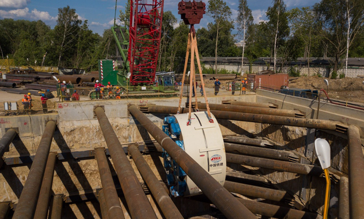 6月3日，在俄羅斯首都莫斯科，起重機吊裝盾構機核心部件。（新華社記者 白雪騏 攝）