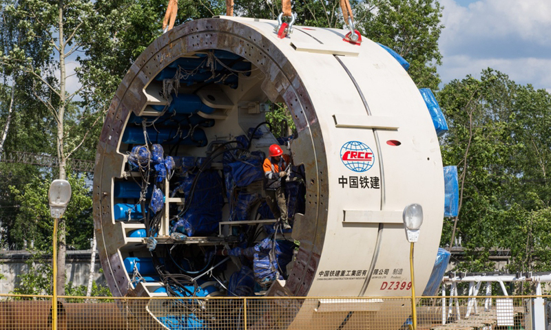 6月3日，在俄羅斯首都莫斯科，工人在吊裝現(xiàn)場工作。（新華社記者 白雪騏 攝）