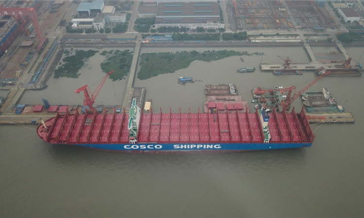 “中遠海運室女座”號總長399.8米，型寬58.6米，最大吃水16米，設計航速22.5海里/小時，最大載重量20萬噸。該船的甲板面積接近4個標準足球場，從船底至頂部約73米。（新華社記者 丁汀 攝）