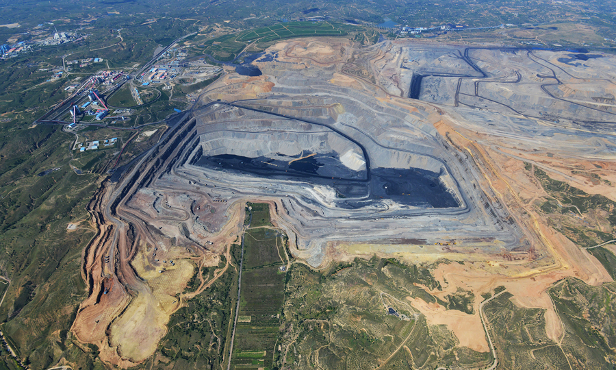 煤炭能源企業如何踐行綠色發展？國家能源集團準能公司從三個維度給出了自己的答案。引進大型設備和先進工藝，采用高效節約的開采模式；發展循環經濟，延伸煤炭產品的產業鏈，實現資源的吃干榨盡；實施礦區生態建設，在對采空區進行復墾綠化的基礎上，發展現代產業，打造國家級礦山公園。