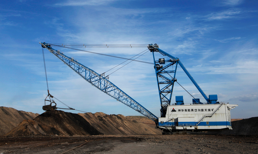 國家能源集團準能公司結合準格爾煤田地質條件，設計了連環相扣的露天開采工藝，形成了從地表黃土、中部巖層、下部煤炭三道工藝接力完成的剝離采掘鏈條，采用國際露天開采通用的電鏟——大型單斗卡車運輸工藝，同時引進吊斗鏟，與拋擲爆破相結合，形成獨具準能特色的吊斗鏟拋擲爆破無運輸倒堆工藝。圖為亞洲唯一的礦山采掘設備8750-吊斗鏟。