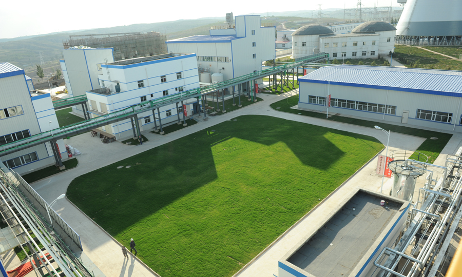 2017年，國家能源集團準能公司氧化鋁循環經濟項目第一條生產鏈獲國家能源集團批準投建，在煤炭能源企業延伸產業鏈、轉變發展方式、實現清潔化生產的道路上，準能集團敢為人先、勇為人先，邁出了鏗鏘有力的一步。圖為氧化鋁中試廠廠區。