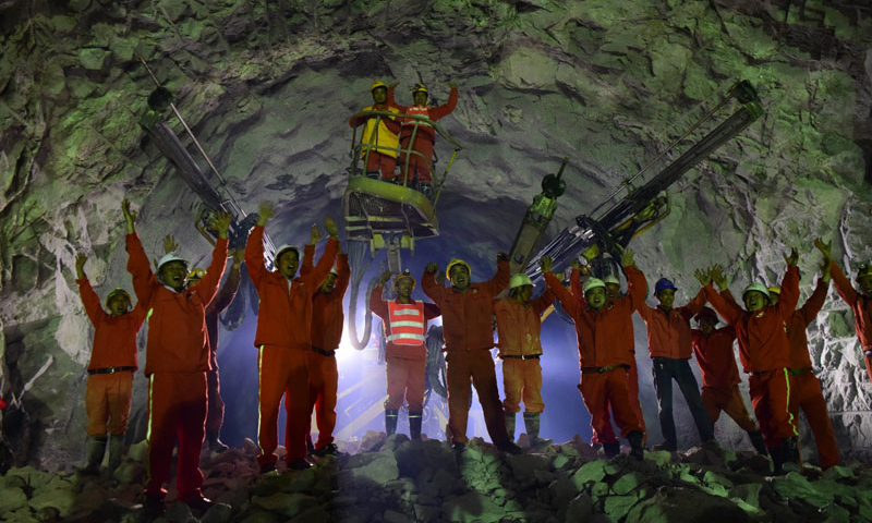 5月27日，由中鐵上海工程局承建的國(guó)內(nèi)規(guī)模最大運(yùn)煤專線蒙華鐵路大中山隧道順利貫通。圖為工程建設(shè)者在大中山隧道施工現(xiàn)場(chǎng)慶祝隧道貫通。（新華社記者 朱祥 攝）