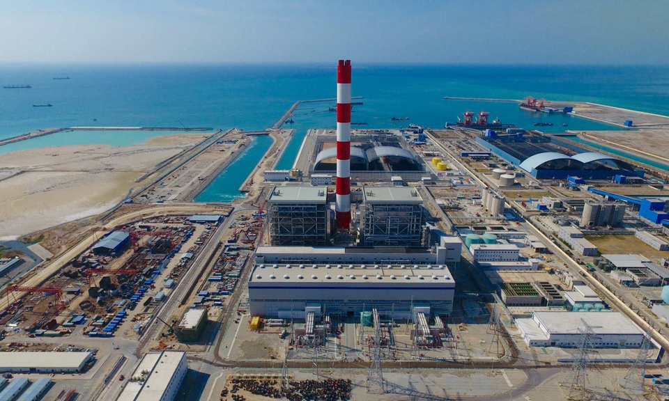 這是2018年4月6日在越南南部平順省拍攝的永新燃煤電廠一期BOT項(xiàng)目的鳥(niǎo)瞰圖。越南永新燃煤電廠一期BOT項(xiàng)目由中國(guó)南方電網(wǎng)投資，建成后將成為越南最先進(jìn)的能源基地。新華社發(fā)