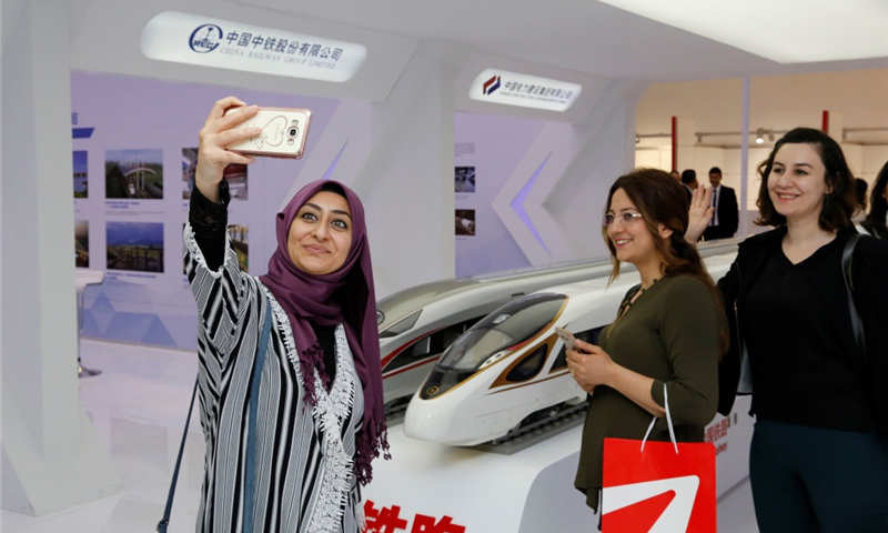 5月8日，在土耳其安卡拉，觀眾在國際高鐵大會上與中國“復(fù)興號”高鐵列車模型合影。（新華社記者 秦彥洋 攝）