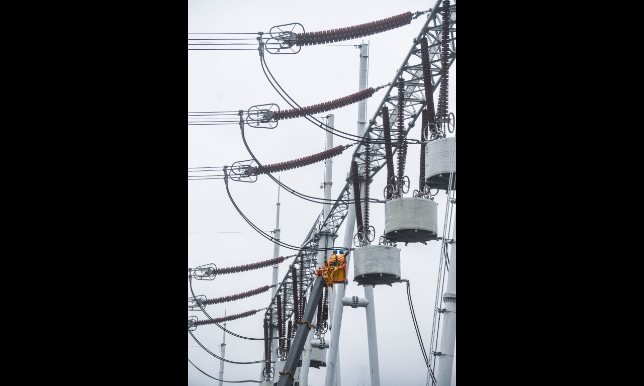 5月8日，工作人員在金華換流站內進行檢修作業。（新華社記者 徐昱 攝）