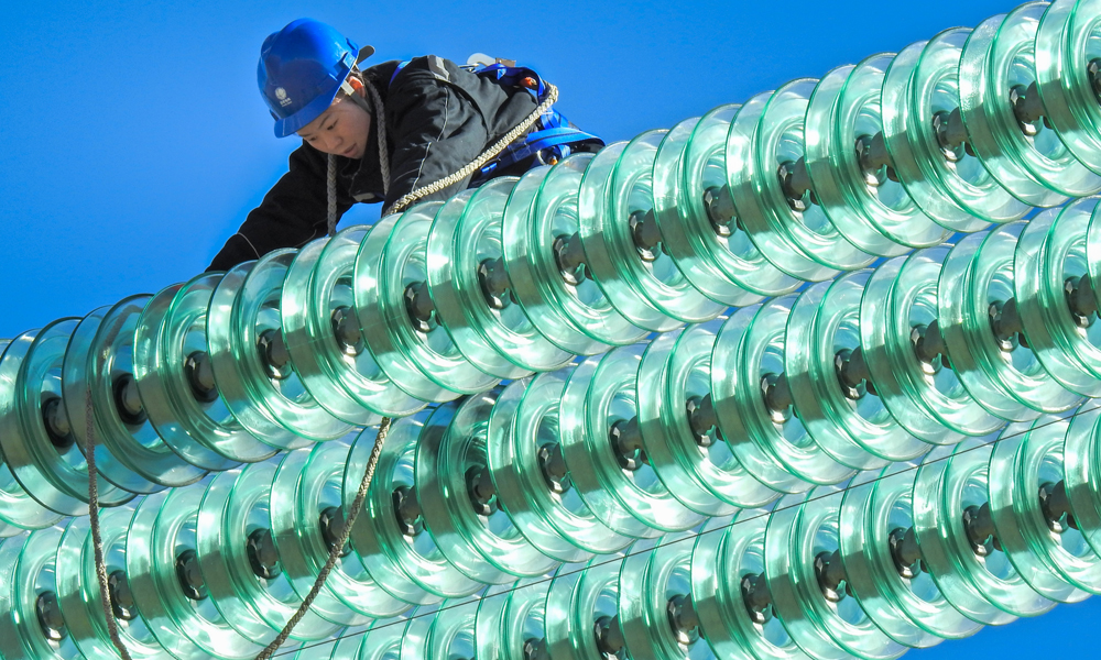 王林夢(mèng)在1000千伏特高壓勝錫線(xiàn)絕緣子上。（作者：李廣杰）