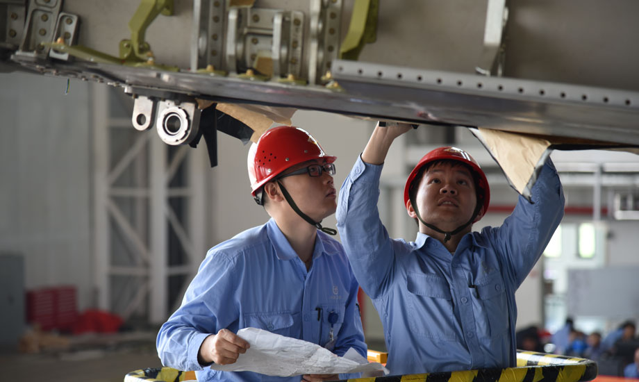 在C919飛機(jī)全尺寸靜力試驗(yàn)現(xiàn)場，在點(diǎn)、線、面和大量數(shù)據(jù)交集的電腦前、在四維空間的虛擬試驗(yàn)?zāi)K中、在高大壯觀的一體化整體加載框架上、在千絲萬縷的連接線里、在發(fā)出陣陣刺鼻的膠布帶邊……你會(huì)看到那些青春的身影、專注的眼神。（作者：楊雁）