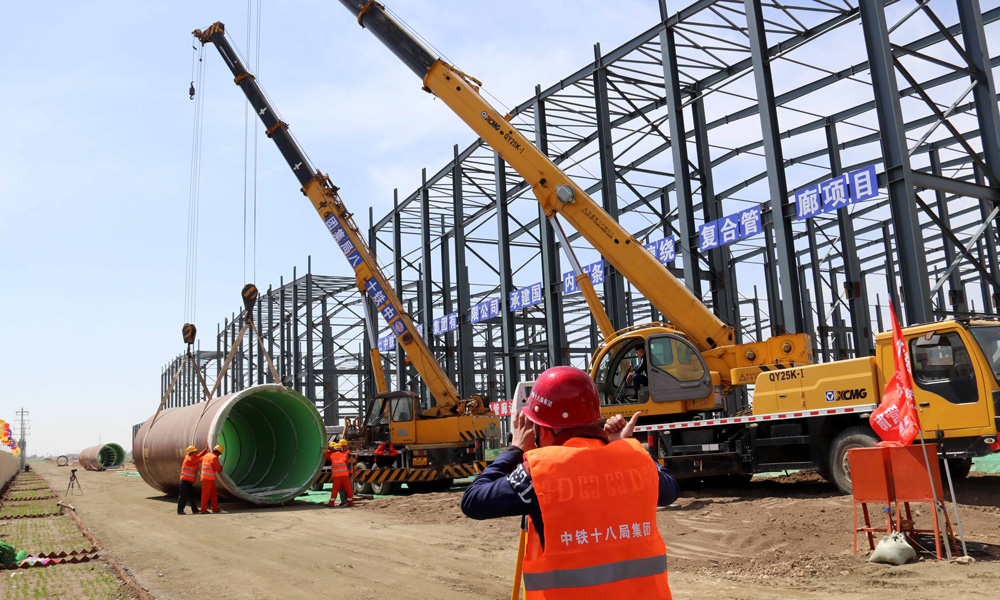 經(jīng)國家化學(xué)建筑材料檢測中心等權(quán)威機構(gòu)檢測認定，在同等埋深和受壓條件下，竹纏繞城市綜合管廊的抗震、抗沉降能力、保溫防凍性、耐腐蝕性等，均優(yōu)于混凝土管廊。經(jīng)試驗分析結(jié)果表明，在埋地 1 米深，地面車載90噸的情況下，竹纏繞城市綜合管廊最大豎向變形量不到1%，遠低于3%的控制標準，使用壽命可達100年以上。（伍振 梁建剛 攝）