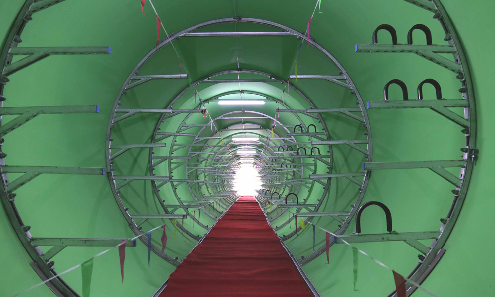 據(jù)介紹，竹纏繞城市綜合管廊每段最大直徑3米，長12米，重10噸左右，施工時僅需2臺25噸的吊車，一天最快可以安裝120米，安裝速度是傳統(tǒng)管廊的10倍。建設(shè)單位采用芯片、傳感器和激光測距儀等在線檢測技術(shù)，實時監(jiān)測管廊的受熱、形變狀況，智能化程度國內(nèi)領(lǐng)先。（伍振 梁建剛 攝）