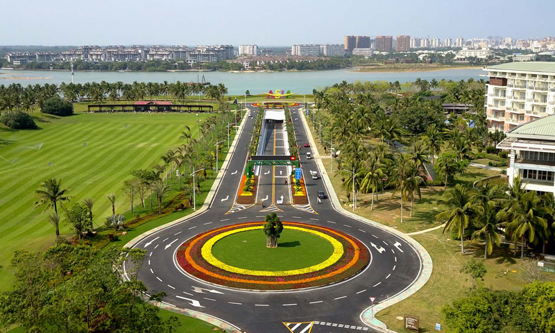 4月7日，由中國鐵建所屬鐵四院設計、中鐵十八局集團建設者歷時9個月的日夜奮戰，“高顏值”博鰲亞洲論壇重點配套工程——博鰲通道工程提前一個月建成并投入使用。圖為中國鐵建十八局集團承建的博鰲通道南岸。（楊海剛 攝）