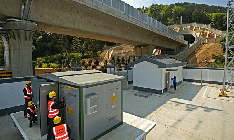 杭（州）黃（山）高速鐵路連接華東旅游勝地浙江杭州與安徽黃山，途經富春江、新安江、千島湖等景區。該高鐵預計2018年建成通車，將與滬杭、杭甬、杭寧等高鐵相連，進一步完善長三角城際鐵路網。圖為4月1日，中鐵電氣化局集團公司技術人員在杭黃高鐵浙江桐廬段調試廂式變電站設備。（新華社記者 譚進 攝）