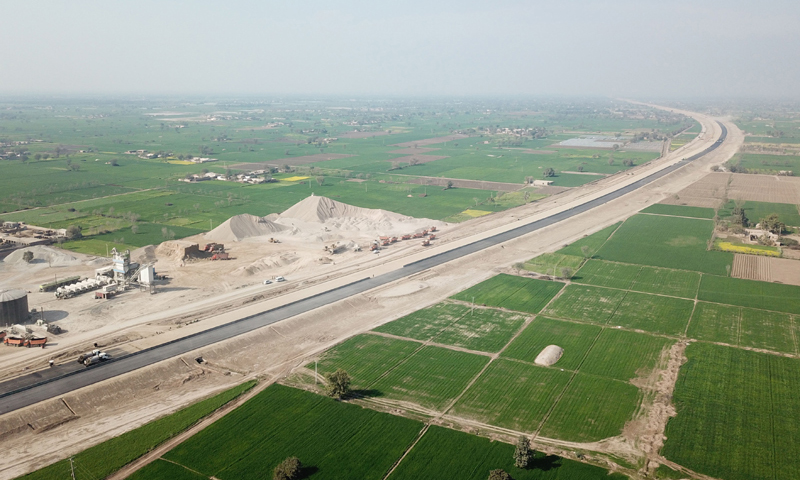 作為中巴經濟走廊早期收獲最大交通基礎設施項目，中國建筑股份有限公司承建的白沙瓦至卡拉奇高速公路項目蘇木段已全面進入路面建設。該項目部分路段將于今年5月中旬通車。（新華社記者 劉天 攝）