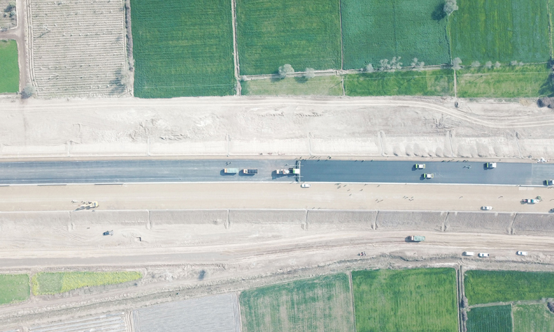 在巴基斯坦木爾坦附近的施工現場，瀝青鋪設設備進行作業。（新華社記者 劉天 攝）