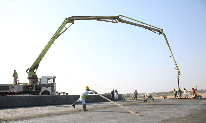 在巴基斯坦木爾坦附近的施工現場，巴基斯坦工人對橋面進行作業。（新華社記者 劉天 攝）