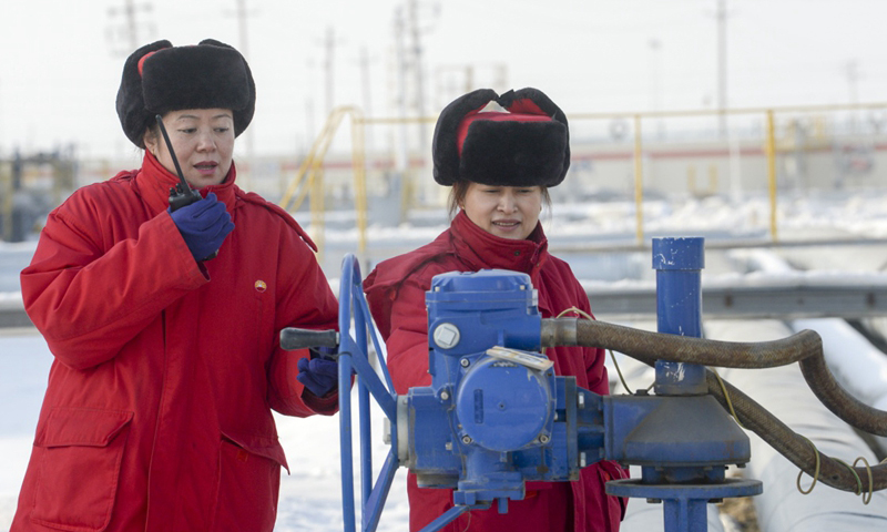 六十年來，石油人換了一代又一代，而以這個總站為起點的克獨管道，源源不斷地為獨山子石化基地送去原油，有力支持了國家各方面的建設(shè)。工作人員在新疆油田公司油氣儲運公司總站巡檢。（新華社記者 趙戈 攝）