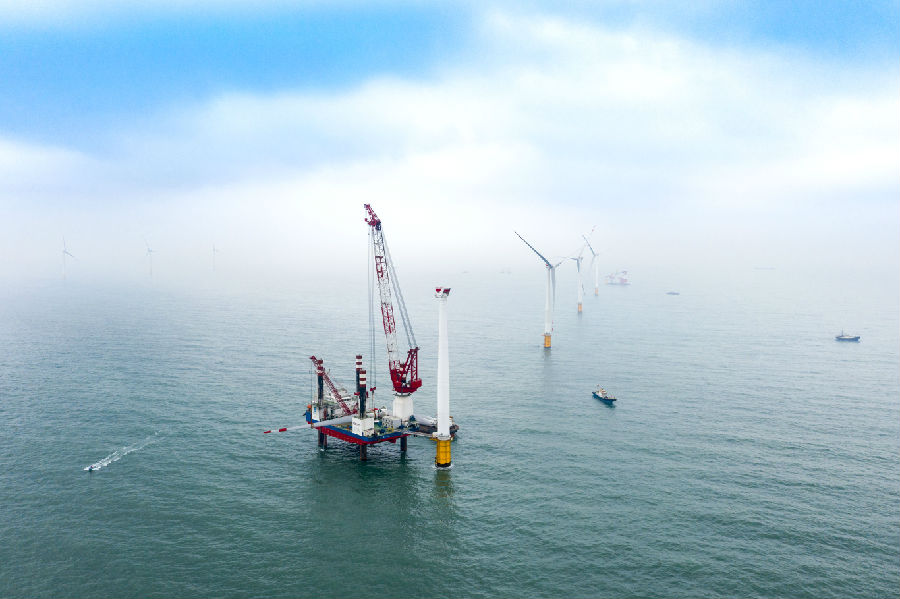 2020年12月30日，隨著珠海金灣海風場8臺風機成功并網發電，廣東海上風電并網容量達到101萬千瓦，較上年同比增長259.34%。海上風電并網容量突破100萬千瓦，是廣東海上風電發展清潔能源進程的重要節點，標志著海上風電發展速度進一步提升。圖為珠海金灣海上風電場風機吊裝時拍攝畫面。