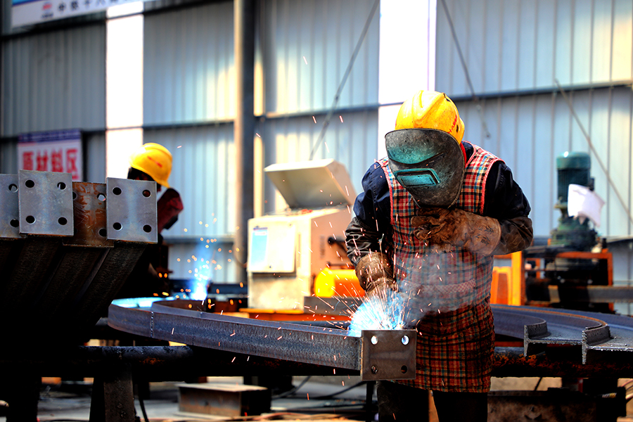 滇中地區是全國干旱最嚴重地區之一，目前人均占有水資源量僅為700立方米左右，遠低于人均水資源量l700立方米的警戒線。為此，國家集中人力財力，全面布局建設該特大型跨流域調水工程，受水區共涉及6州（市）的35個縣（市、區），面積3.69萬平方公里，受益人口超過1100萬，整個工程預計在2026年之前全面建成。圖為技術工人加緊焊制隧道拱架。