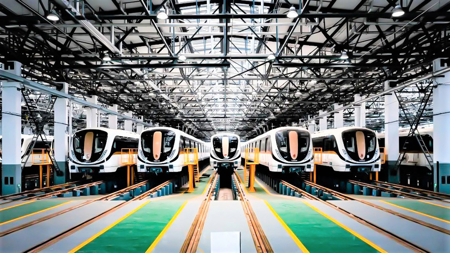 近日，隨著首趟列車在顧村公園站緩緩駛出，由中國鐵建所屬中鐵十一局、中國鐵建大橋局、中鐵十四局、中鐵二十四局、中鐵建電氣化局等單位參建的上海軌道交通15號線開始載客試運營。圖為整裝待發(fā)的列車組。