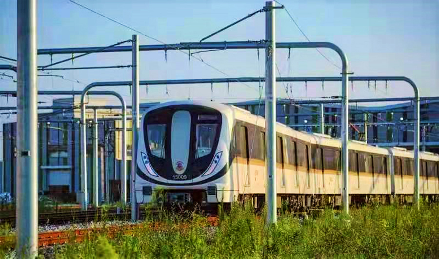 該條線路是國內(nèi)一次性開通公里數(shù)最長，且開通運營即具備最高等級（UTO）全自動無人駕駛的軌道交通線路。圖為行駛中的列車。