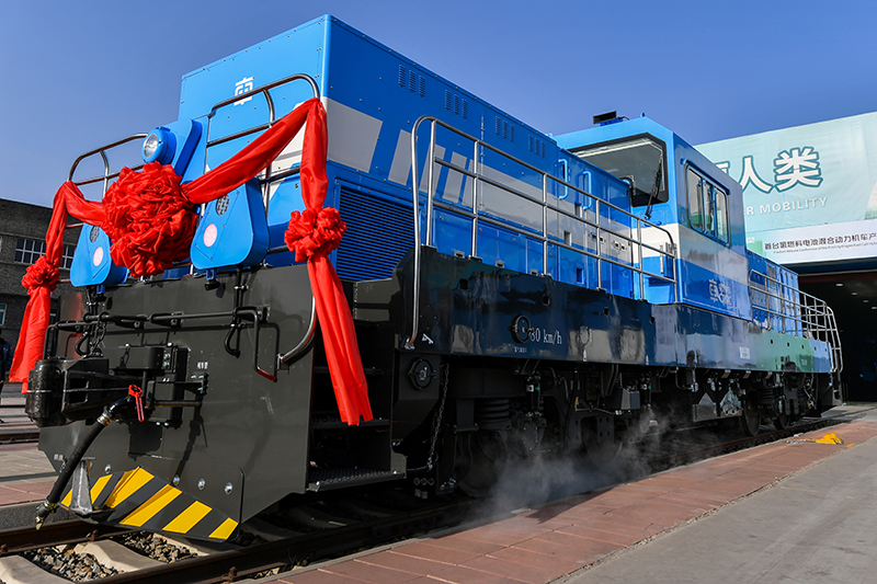 圖為1月27日拍攝的我國(guó)自主研發(fā)的首臺(tái)氫燃料混合動(dòng)力機(jī)車。（新華社記者 曹陽(yáng) 攝）