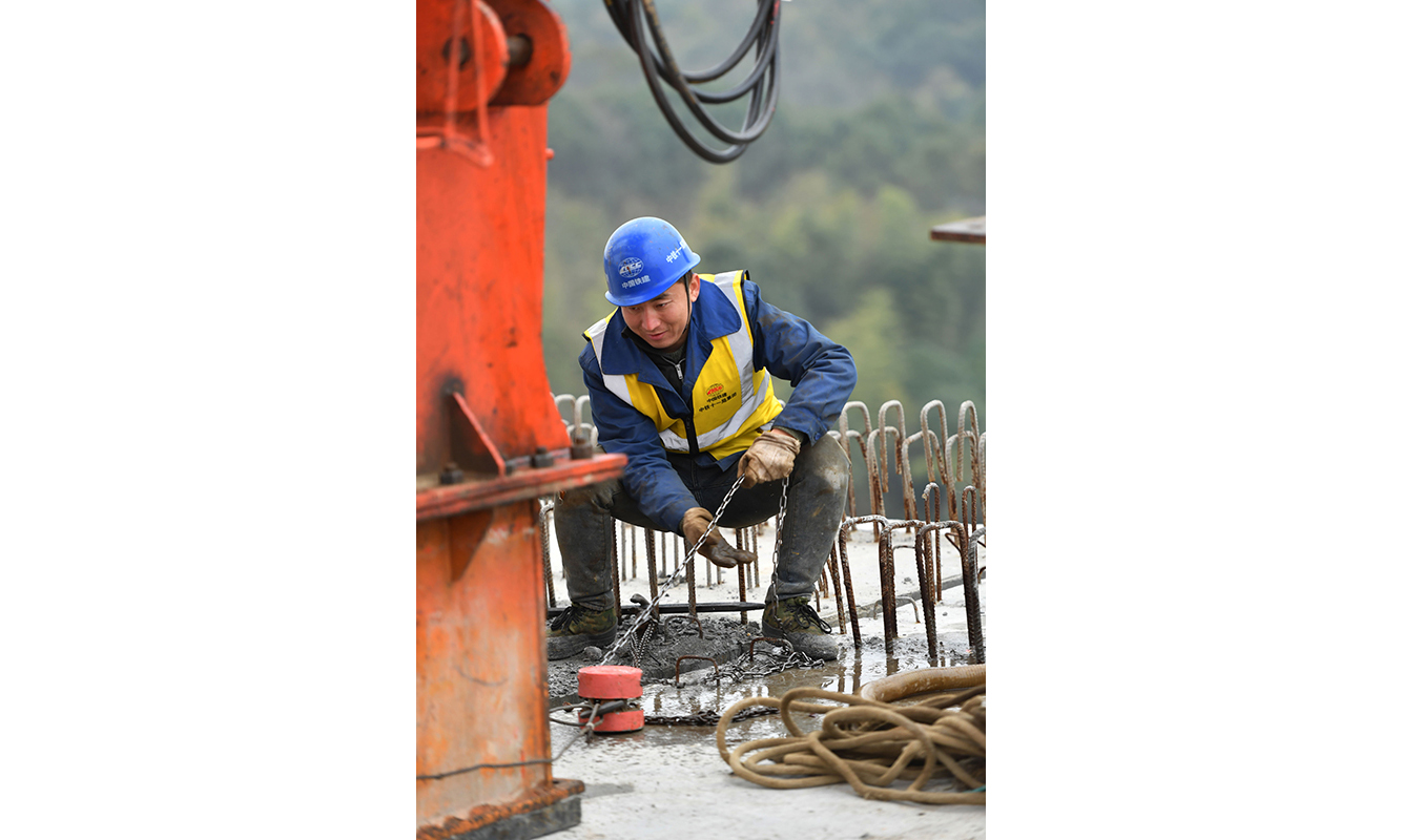 圖為1月31日，常益長高鐵六標箱梁架設現場，一名工程人員在進行架橋機前端固定。（新華社記者 趙眾志 攝）