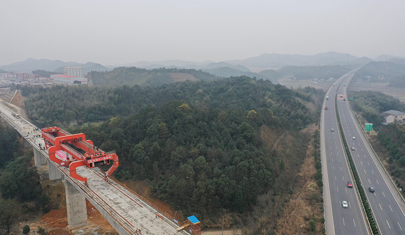 圖為1月31日拍攝的常益長高鐵六標箱梁架設現場。（新華社記者 趙眾志 攝）
