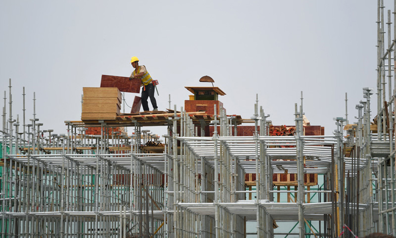 汕尾理工學院是革命老區廣東汕尾市的第一座本科院校，2021年計劃招收首批學生。中建科工集團有限公司為項目承建方，項目自2019年6月開始建設，目前已經有2棟樓實現主體結構封頂，計劃今年9月啟動區交付使用。依據規劃，大學校園三面將由排洪渠及景觀水系取代傳統圍墻，打造成一座“水上大學”。春節期間，該項目400余名施工人員選擇留守工地，就地過年，保障項目按期交付。圖為2月8日，施工人員在汕尾理工學院一期項目工地施工。（新華社記者 毛思倩 攝）