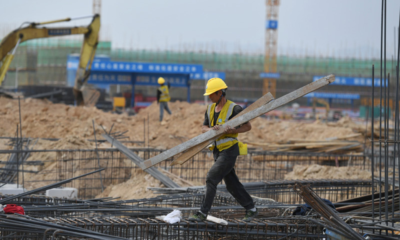 圖為2月8日，施工人員在汕尾理工學院一期項目工地施工。（新華社記者 毛思倩 攝）