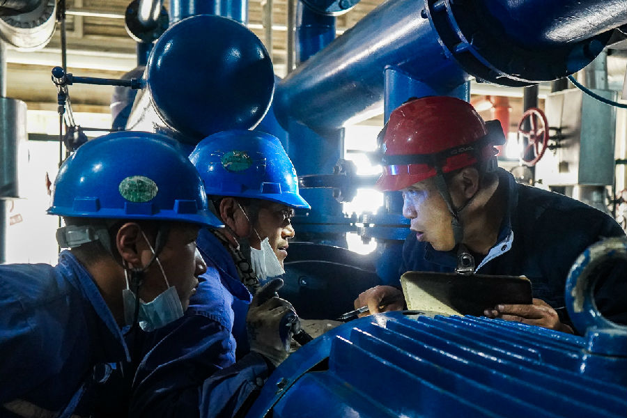 圖為春節(jié)期間，國(guó)家能源集團(tuán)河南民權(quán)電廠設(shè)備部副主任滑志明（圖右）在真空泵檢修現(xiàn)場(chǎng)指導(dǎo)同事作業(yè)。他和檢修團(tuán)隊(duì)的員工們確保了2號(hào)機(jī)組健康穩(wěn)定運(yùn)行，為節(jié)日期間能源供應(yīng)發(fā)揮積極作用。（黃瑋 攝）