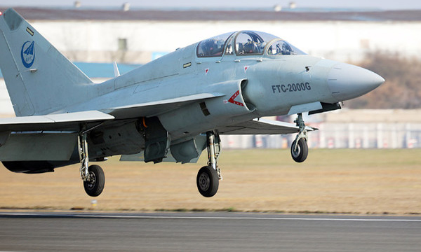 2月22日，航空工業(yè)貴飛從飛機(jī)零件加工到各型飛機(jī)產(chǎn)品部裝、總裝生產(chǎn)線(xiàn)，從生產(chǎn)組織管理到飛機(jī)試驗(yàn)試飛現(xiàn)場(chǎng)全面開(kāi)工。當(dāng)日上午，貴飛機(jī)場(chǎng)停機(jī)坪上，數(shù)架飛機(jī)發(fā)動(dòng)機(jī)陣陣轟鳴，戰(zhàn)機(jī)一次次升空，又一次次平穩(wěn)降落，順利實(shí)現(xiàn)了春節(jié)后的第一飛。 （張圣華 鄭航 攝）