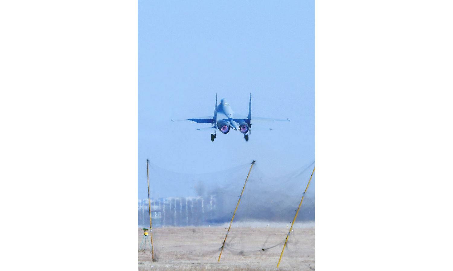 2月25日，航空工業(yè)沈飛迎來(lái)了牛年首個(gè)飛行日，發(fā)動(dòng)機(jī)陣陣的轟鳴聲在試飛站跑道上空響起，戰(zhàn)機(jī)一飛沖天，順利實(shí)現(xiàn)既定科目的試飛生產(chǎn)任務(wù)，標(biāo)志著沈飛圓滿(mǎn)完成“新春第一飛”。年初開(kāi)始，該公司全體干部員工全力加速推進(jìn)型號(hào)研制生產(chǎn)進(jìn)程，奮力投身年度科研生產(chǎn)經(jīng)營(yíng)任務(wù)中去，完成了多項(xiàng)緊急任務(wù)和重點(diǎn)項(xiàng)目，確保該試飛任務(wù)按節(jié)點(diǎn)目標(biāo)順利實(shí)現(xiàn)，為一季度科研生產(chǎn)任務(wù)目標(biāo)完成奠定了堅(jiān)實(shí)基礎(chǔ)。（閆琳 陳陽(yáng) 攝）