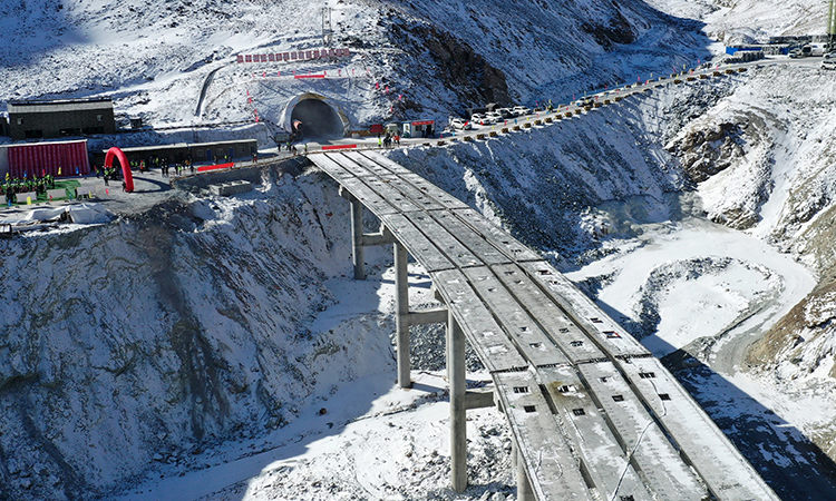 3月2日，經(jīng)過(guò)建設(shè)工人一千多個(gè)日夜的奮戰(zhàn)，由中鐵四局承建的國(guó)道213線甘肅張掖肅南至青海海北祁連公路重點(diǎn)控制性工程?hào)|山隧道順利貫通，標(biāo)志著這一連接甘肅、青海兩省的“咽喉”要道全線貫通。圖為已經(jīng)貫通的國(guó)道213線東山隧道進(jìn)口。（新華社記者 陳斌 攝）
