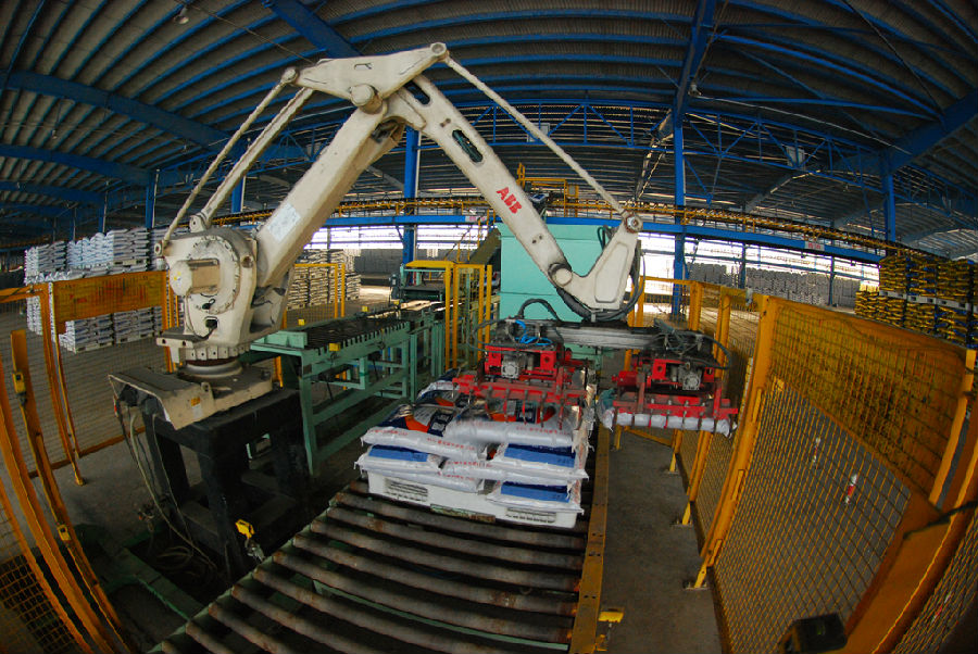 微風送暖，大地回春。全國已進入春耕備肥關鍵期，中國海油所屬中海石油化學股份有限公司（簡稱中海化學）日產(chǎn)化肥超1萬噸，可為近40萬畝糧食與瓜果作物提供養(yǎng)料。2月以來，中海化學大峪口公司迎來發(fā)運旺季。圖為該公司五大裝置開足馬力奮戰(zhàn)春耕，8臺“機械手臂”將一包包化肥整齊地碼在托盤上，發(fā)往全國各地。