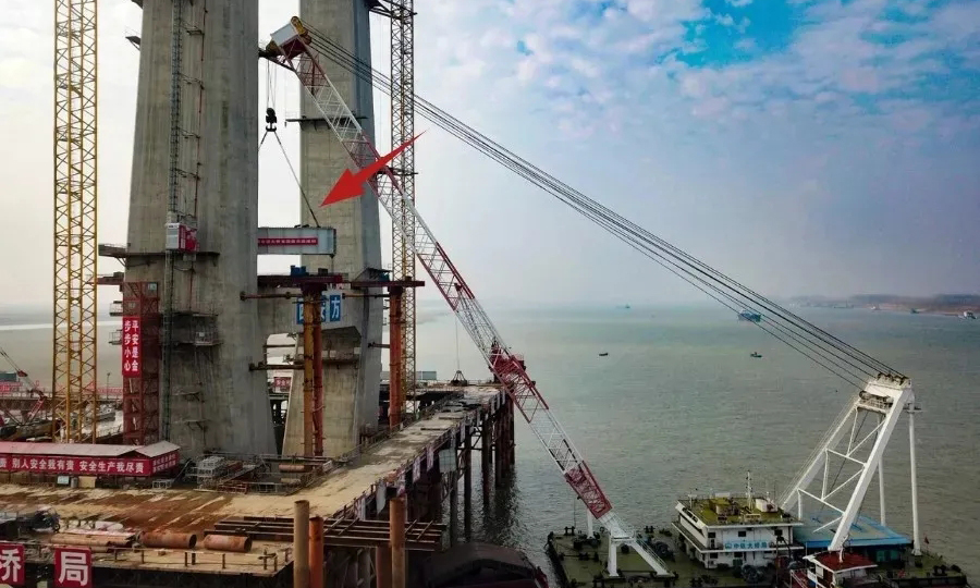 鋼混組合梁這種結構雖然優勢明顯，但對于施工而言卻是一個不小的挑戰，而且施工難度會隨著大橋跨度的增加呈幾何倍數增長，所以目前世界已建成同類型橋梁跨度僅為660米。圖為大橋首片梁架設。