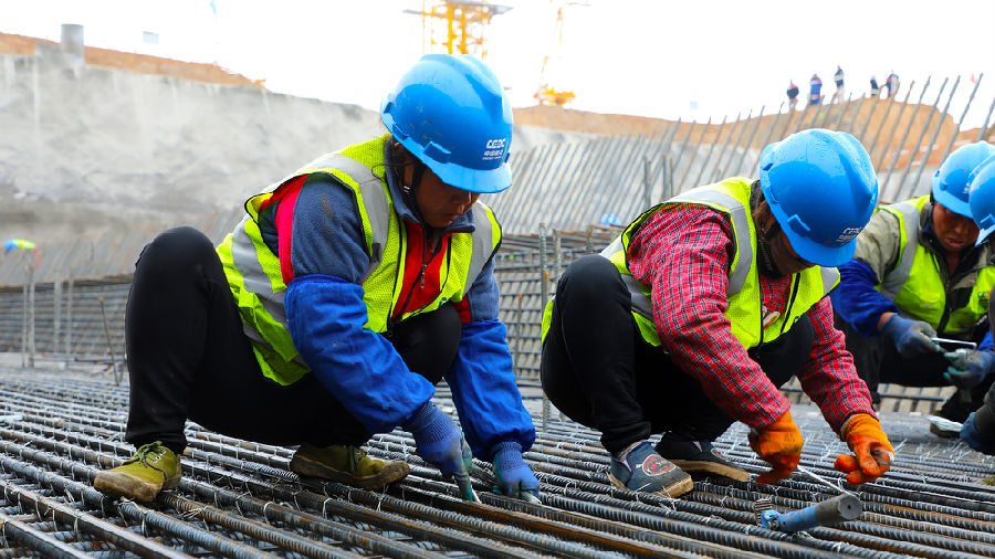 今年，山西電建將勇?lián)肫笾刎?zé)，積極投身可再生能源市場(chǎng)領(lǐng)域，服務(wù)美麗中國(guó)和生態(tài)文明建設(shè)。