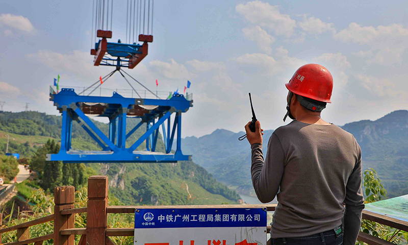 圖為5月9日，工作人員在指揮架設首片鋼桁梁。（新華社記者 劉續 攝）