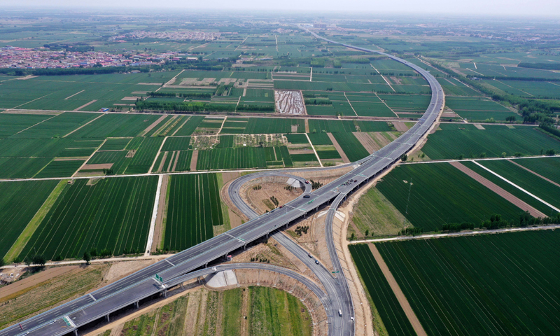 目前，由中建路橋集團(tuán)參與承建的京德（北京大興國(guó)際機(jī)場(chǎng)至山東德州）高速（一期工程）進(jìn)入交工通車(chē)倒計(jì)時(shí)沖刺階段，5月底將實(shí)現(xiàn)全線通車(chē)。圖為5月10日拍攝的京德高速（一期工程）河北廊坊段。（新華社記者 朱旭東 攝）