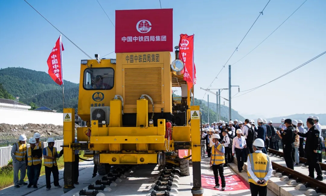 “WPZ-500型無(wú)砟軌道智能鋪軌機(jī)組集輪胎、輪軌和履帶走行于一體，由長(zhǎng)鋼軌智能分揀車、長(zhǎng)鋼軌智能推送車、長(zhǎng)鋼軌智能滾筒回收車和長(zhǎng)鋼軌智能牽引車等四個(gè)設(shè)備組成，充分利用了智能機(jī)器人、物聯(lián)網(wǎng)、大數(shù)據(jù)、激光掃描精確定位、AGV自動(dòng)循跡等前沿高新技術(shù)，能夠完成長(zhǎng)鋼軌的精準(zhǔn)牽引和推送，滾筒的精確布放及自動(dòng)回收、堆碼、倒運(yùn)等系列工序。”中國(guó)中鐵四局八分公司相關(guān)負(fù)責(zé)人介紹。