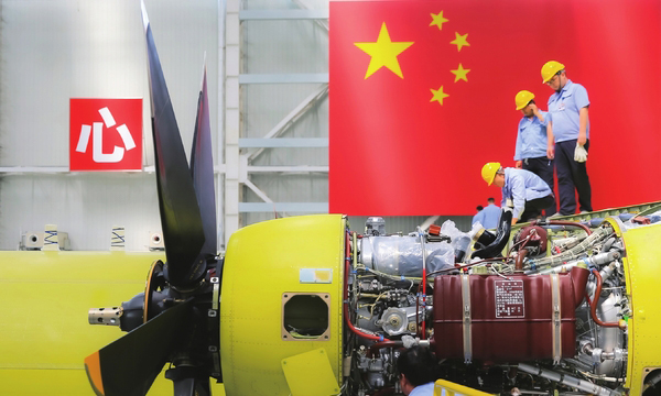 二季度以來，航空工業各單位認真梳理科研、生產重點、難點，號召全體工作人員堅定信心，奮力沖刺二季度目標。航空工業陜飛通過大力開展黨內立功競賽、青年突擊隊、勞動競賽等多種形式活動，激發干部、職工大干熱情，力促二季度均衡生產目標的順利實現。圖為生產現場。（李磊 劉勝文 攝）