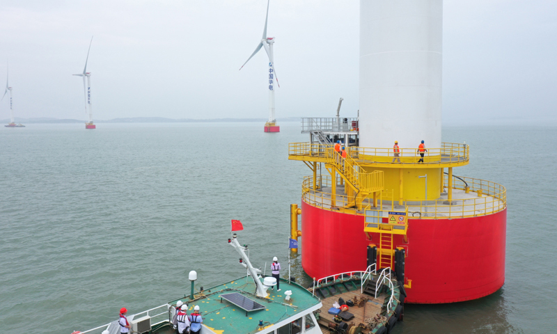圖為5月28日，在華電福清海壇海峽海上風(fēng)電項(xiàng)目現(xiàn)場(chǎng)，工程技術(shù)人員乘船登上海上風(fēng)電主控系統(tǒng)國(guó)產(chǎn)化機(jī)組，進(jìn)行設(shè)備調(diào)試。（新華社記者 姜克紅 攝）