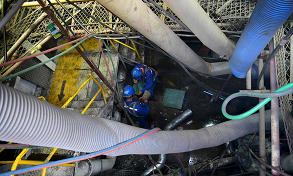 圖為現場作業人員對平臺錨機進行自修作業。