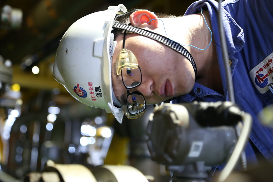 東方氣田群年產(chǎn)天然氣超57億立方米，是海南省民生和工業(yè)用氣的主要來源，同時(shí)兼顧向香港供氣的重任。它包含4個(gè)氣田共計(jì)10座海上生產(chǎn)平臺(tái)和1座陸地處理終端，智能化改造讓氣田供氣更加高效、穩(wěn)定。智能氣田群建成后，智能配氣系統(tǒng)可以整體分析診斷整個(gè)氣田群上下游的流程工況，統(tǒng)籌協(xié)調(diào)調(diào)配各海上裝置的天然氣資源，結(jié)合下游用戶的不同需求，實(shí)現(xiàn)“一鍵配氣”，配氣速度提升近10倍。隨著智能化改造的推進(jìn)，智能巡檢機(jī)器人、遠(yuǎn)程儀表、實(shí)時(shí)監(jiān)控系統(tǒng)逐步應(yīng)用到氣田生產(chǎn)。圖為氣田工作人員檢查遠(yuǎn)程儀控設(shè)備運(yùn)行情況。