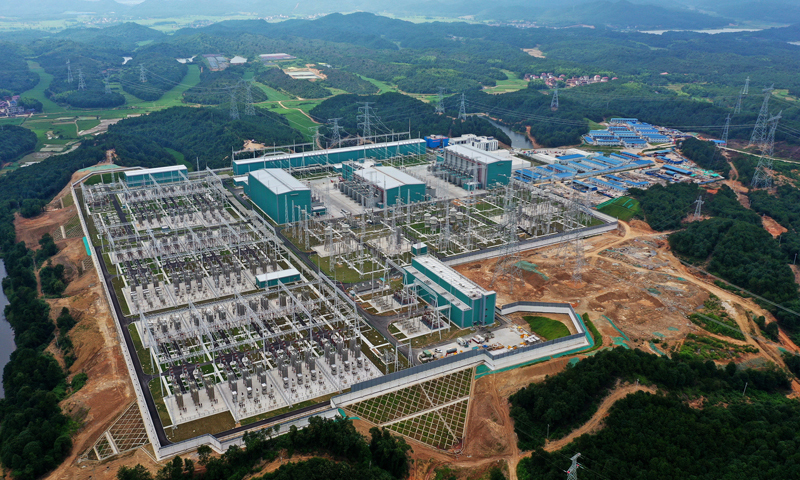 6月21日，四川雅中到江西鄱陽湖±800千伏特高壓直流輸電工程正式投運(yùn)。該工程是國家電網(wǎng)服務(wù)“西電東送”能源戰(zhàn)略的重大項(xiàng)目，途經(jīng)四川、云南、貴州、湖南、江西5省，全線總長約1696千米，設(shè)計(jì)年輸送電量360億千瓦時(shí)。圖為位于江西省撫州市東鄉(xiāng)區(qū)的鄱陽湖換流站。（新華社記者 萬象 攝）