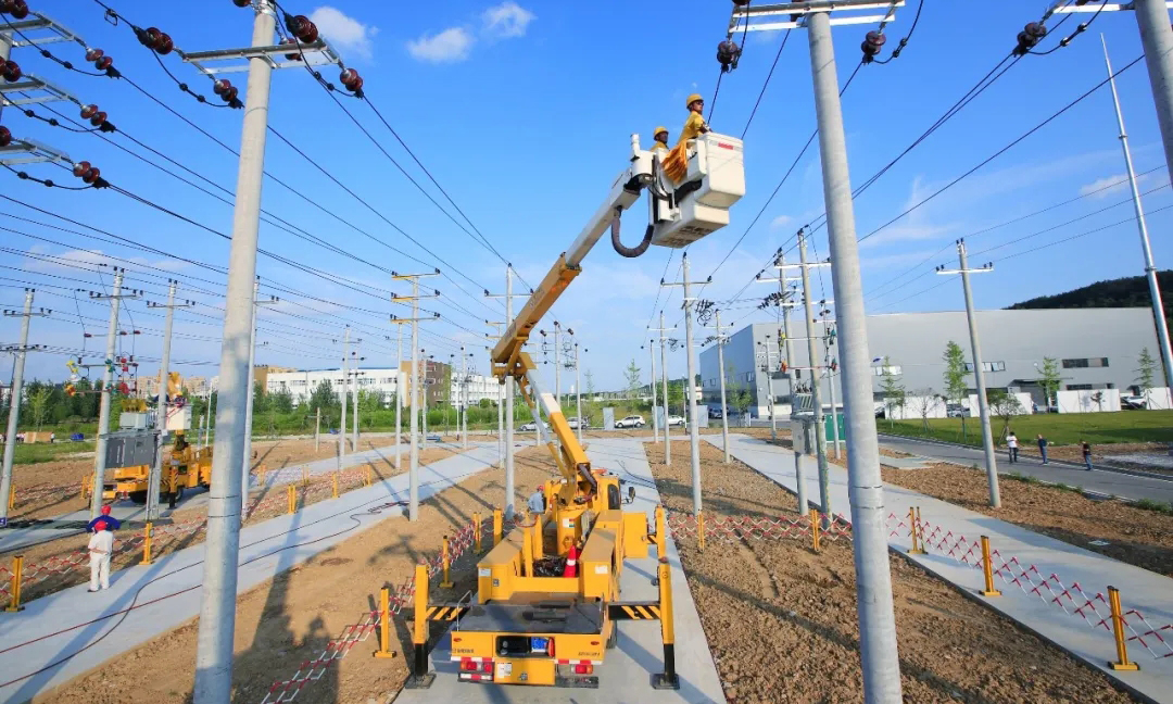 入夏以來(lái)，國(guó)網(wǎng)四川電力利用機(jī)器人巡檢、無(wú)人機(jī)巡檢、紅（紫）外成像等技術(shù)手段，對(duì)變電站、輸配電線路等設(shè)備進(jìn)行全面檢查，縮短巡視周期，及時(shí)消除設(shè)備隱患。圖為國(guó)網(wǎng)成都供電公司帶電作業(yè)現(xiàn)場(chǎng)。