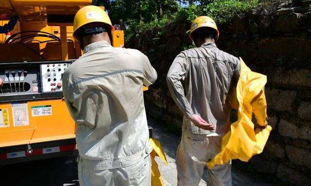 連日來(lái)，重慶持續(xù)晴熱，氣溫節(jié)節(jié)攀升，部分地區(qū)最高氣溫超過(guò)41攝氏度。高溫天氣導(dǎo)致空調(diào)等降溫設(shè)備大量投入使用，用電負(fù)荷持續(xù)攀升。8月4日13時(shí)34分，重慶電網(wǎng)最大負(fù)荷達(dá)到2435萬(wàn)千瓦，創(chuàng)歷史新高。圖為烈日下，國(guó)網(wǎng)重慶電力員工開(kāi)展帶電作業(yè)后汗水濕透了后背。