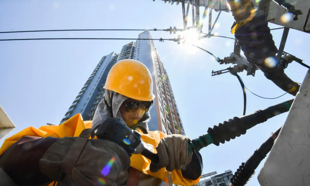 國(guó)網(wǎng)重慶電力科學(xué)合理布置搶修站點(diǎn)158個(gè)，組織國(guó)家電網(wǎng)紅巖共產(chǎn)黨員服務(wù)隊(duì)113支、應(yīng)急搶修隊(duì)伍139支，調(diào)配搶修人員5652人、應(yīng)急搶修車730臺(tái)、應(yīng)急發(fā)電車51臺(tái)，在遭受外力破壞、設(shè)備故障、極端天氣等造成突發(fā)停電時(shí)，迅速開(kāi)展故障搶修和應(yīng)急保電，全力做好電力迎峰度夏保障工作。圖為國(guó)網(wǎng)重慶電力帶電作業(yè)人員在烈日下拆除故障線路。